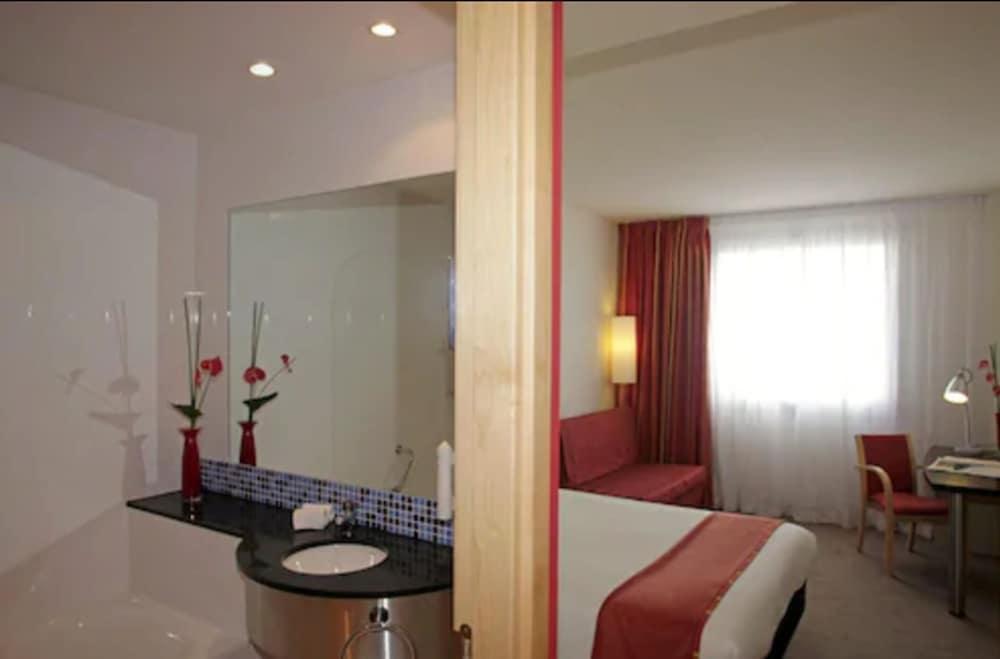 Holiday Inn Express Barcelona City 22@ By Ihg Exterior photo