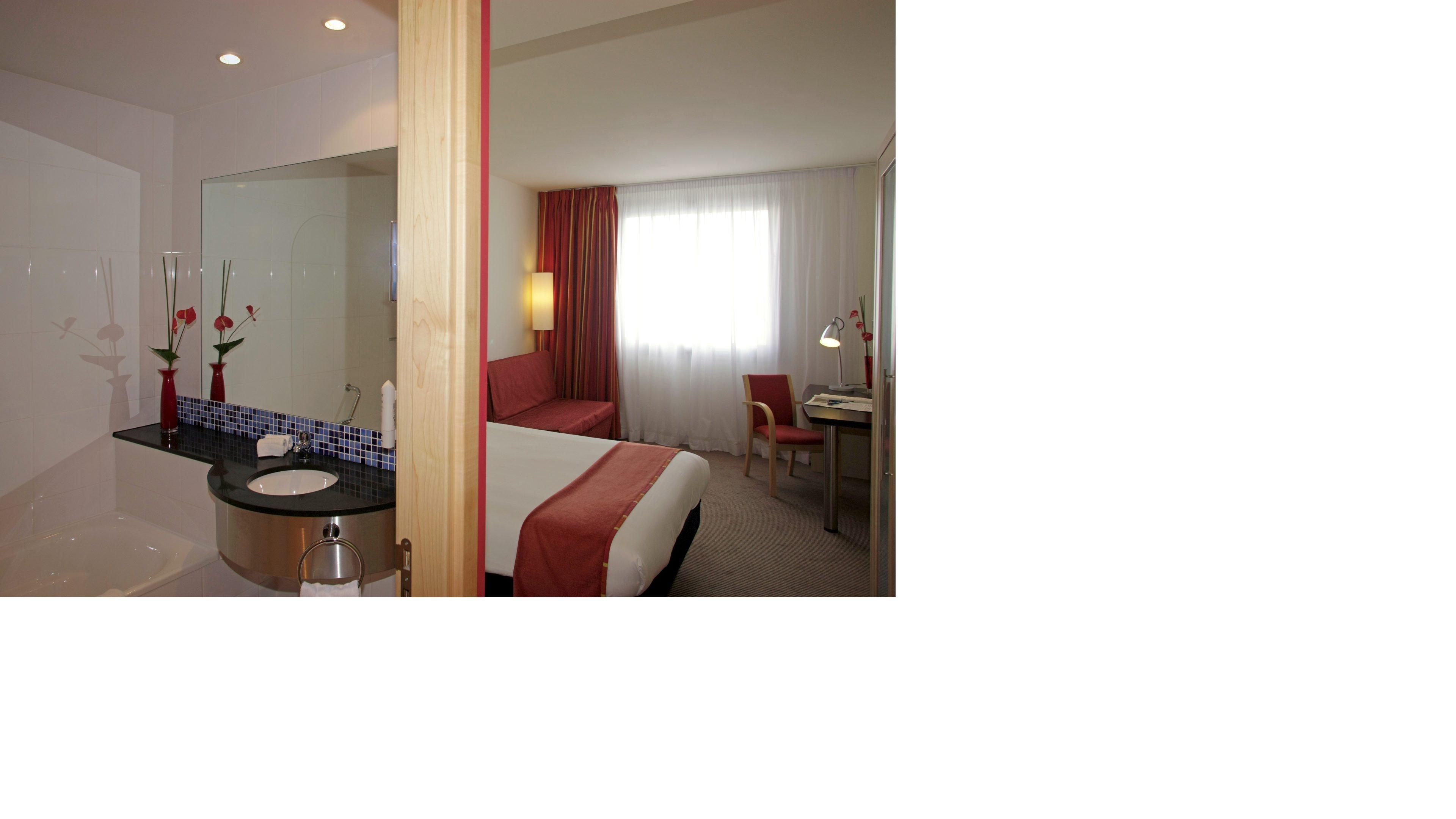Holiday Inn Express Barcelona City 22@ By Ihg Exterior photo